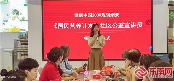 bifa必发行销推广部副部长郑玲芳在给学员们授课.jpg